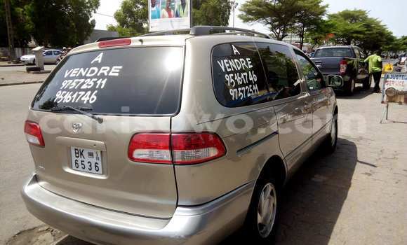 Sayi Na hannu Toyota Sienna Brown Mota in Cotonou a Benin Sayi Na hannu Toyota Sienna Brown Mota in Cotonou a Benin