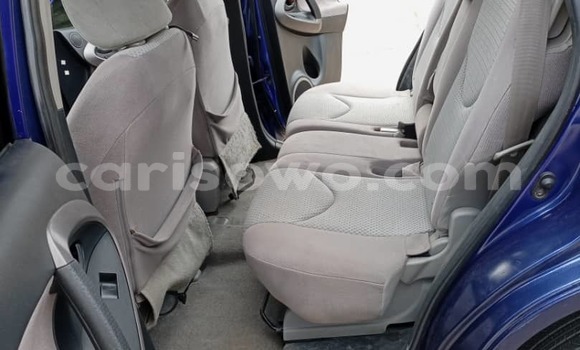 Ra Àlòkù Toyota RAV4 Blue Ọkọ̀ in Cotonou ni Benin Ra Àlòkù Toyota RAV4 Blue Ọkọ̀ in Cotonou ni Benin