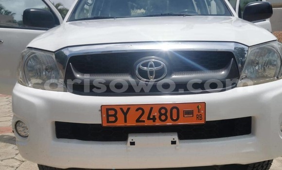 Buy Used Toyota Hilux White Car in Cotonou in Benign