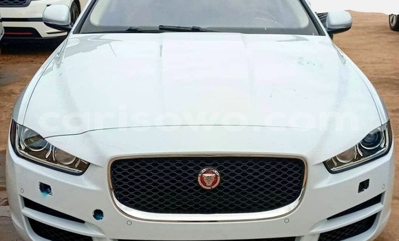 Ra Àlòkù Jaguar XE funfun Ọkọ̀ in Cotonou ni Benin