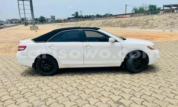Ra Àlòkù Toyota Camry funfun Ọkọ̀ in Abomey Calavi ni Benin