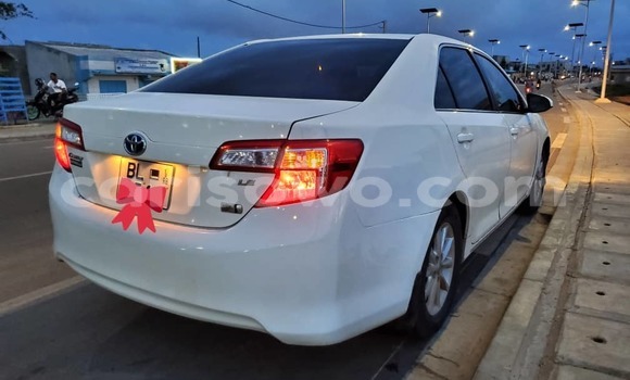Sayi Na hannu Toyota Camry White Mota in Abomey Calavi a Benin