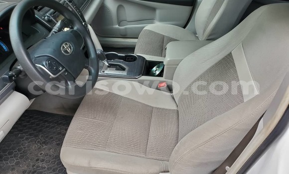 Ra Àlòkù Toyota Camry funfun Ọkọ̀ in Abomey Calavi ni Benin Ra Àlòkù Toyota Camry funfun Ọkọ̀ in Abomey Calavi ni Benin