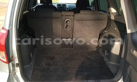 Sayi Na hannu Toyota RAV4 Azurfa Mota in Abomey Calavi a Benin Sayi Na hannu Toyota RAV4 Azurfa Mota in Abomey Calavi a Benin