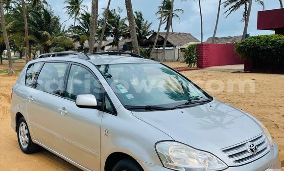 Ra Àlòkù Toyota Avensis Verso Silver Ọkọ̀ in Abomey Calavi ni Benin