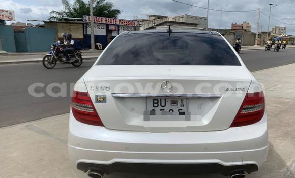 Ra Àlòkù Mercedes-Benz C-klasse funfun Ọkọ̀ in Cotonou ni Benin