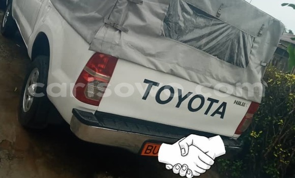 Ra Àlòkù Toyota Hilux funfun Ọkọ̀ in Cotonou ni Benin