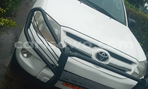 Sayi Na hannu Toyota Hilux White Mota in Cotonou a Benin Sayi Na hannu Toyota Hilux White Mota in Cotonou a Benin