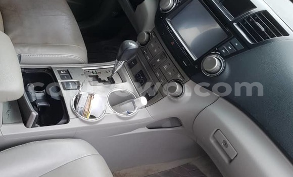 Ra Àlòkù Toyota Highlander Silver Ọkọ̀ in Abomey Calavi ni Benin Ra Àlòkù Toyota Highlander Silver Ọkọ̀ in Abomey Calavi ni Benin