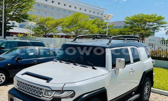 Ra Àlòkù Toyota FJ Cruiser funfun Ọkọ̀ in Abomey Calavi ni Benin