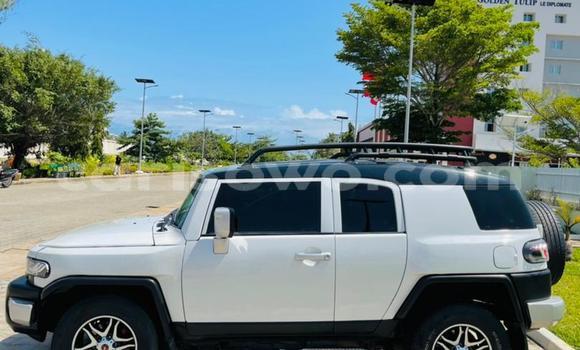 Ra Àlòkù Toyota FJ Cruiser funfun Ọkọ̀ in Abomey Calavi ni Benin Ra Àlòkù Toyota FJ Cruiser funfun Ọkọ̀ in Abomey Calavi ni Benin