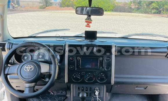 Ra Àlòkù Toyota FJ Cruiser funfun Ọkọ̀ in Abomey Calavi ni Benin Ra Àlòkù Toyota FJ Cruiser funfun Ọkọ̀ in Abomey Calavi ni Benin