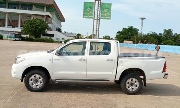 Sayi Na hannu Toyota Hilux White Mota in Cotonou a Benin Sayi Na hannu Toyota Hilux White Mota in Cotonou a Benin