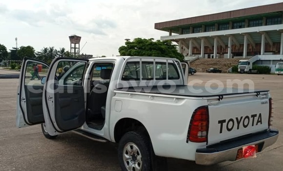 Sayi Na hannu Toyota Hilux White Mota in Cotonou a Benin Sayi Na hannu Toyota Hilux White Mota in Cotonou a Benin