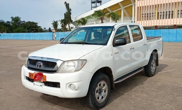 Sayi Na hannu Toyota Hilux White Mota in Cotonou a Benin Sayi Na hannu Toyota Hilux White Mota in Cotonou a Benin
