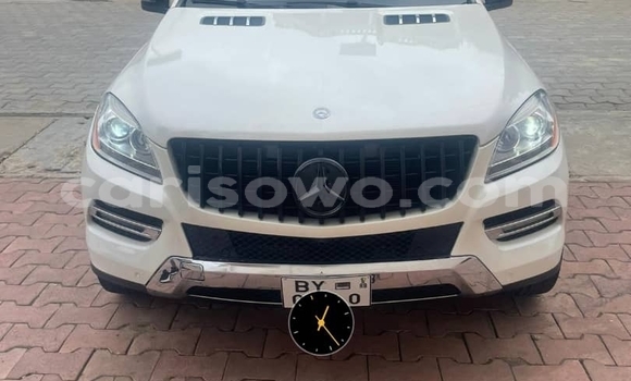 Sayi Na hannu Mercedes-Benz ML–Class White Mota in Cotonou a Benin Sayi Na hannu Mercedes-Benz ML–Class White Mota in Cotonou a Benin