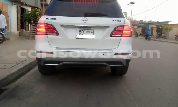 Ra Àlòkù Mercedes-Benz ML–Class funfun Ọkọ̀ in Abomey Calavi ni Benin