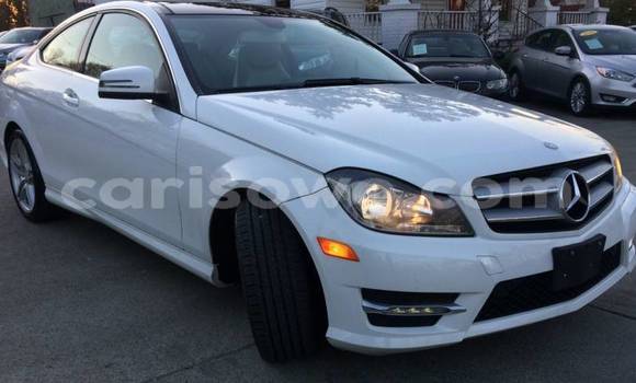 Acheter Import Voiture Mercedes-Benz 250 Blanc à Cotonou, Benin Acheter Import Voiture Mercedes-Benz 250 Blanc à Cotonou, Benin
