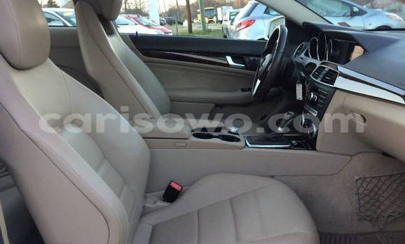 Acheter Import Voiture Mercedes-Benz 250 Blanc à Cotonou, Benin Acheter Import Voiture Mercedes-Benz 250 Blanc à Cotonou, Benin