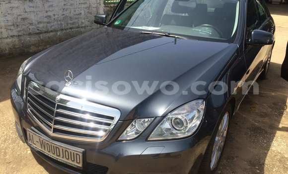Acheter Occasion Voiture Mercedes-Benz E–Class Bleu à Porto Novo, Benin Acheter Occasion Voiture Mercedes-Benz E–Class Bleu à Porto Novo, Benin