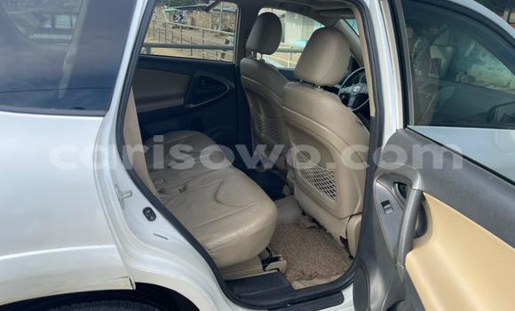Sayi Na hannu Toyota RAV4 White Mota in Cotonou a Benin