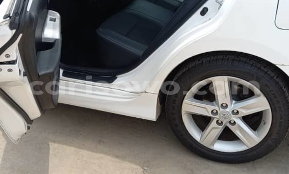 Sayi Na hannu Toyota Camry White Mota in Cotonou a Benin