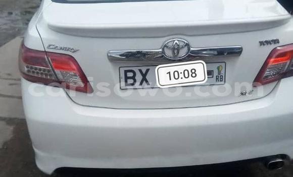 Ra Àlòkù Toyota Camry funfun Ọkọ̀ in Cotonou ni Benin