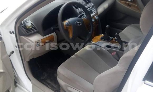 Ra Àlòkù Toyota Camry funfun Ọkọ̀ in Cotonou ni Benin Ra Àlòkù Toyota Camry funfun Ọkọ̀ in Cotonou ni Benin