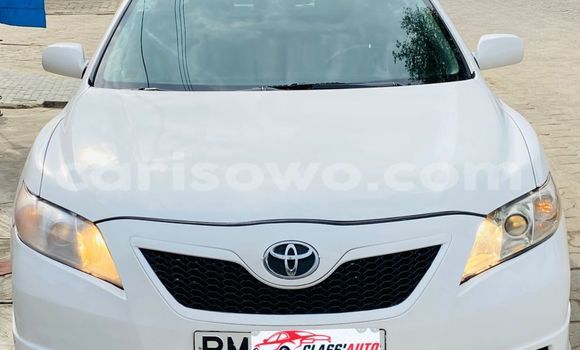 Ra Àlòkù Toyota Camry funfun Ọkọ̀ in Cotonou ni Benin
