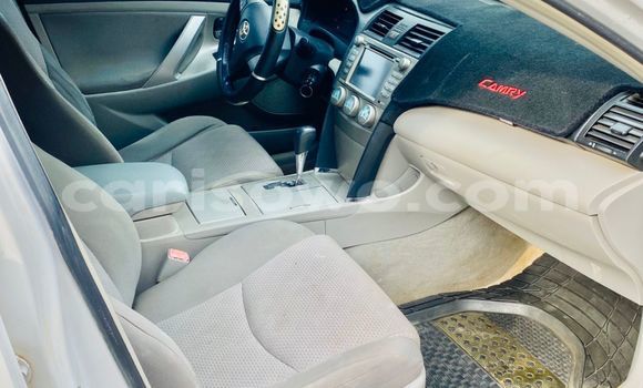 Ra Àlòkù Toyota Camry funfun Ọkọ̀ in Cotonou ni Benin Ra Àlòkù Toyota Camry funfun Ọkọ̀ in Cotonou ni Benin