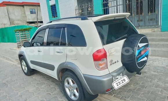 Ra Àlòkù Toyota RAV4 funfun Ọkọ̀ in Cotonou ni Benin Ra Àlòkù Toyota RAV4 funfun Ọkọ̀ in Cotonou ni Benin