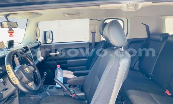Sayi Na hannu Toyota FJ Cruiser White Mota in Cotonou a Benin Sayi Na hannu Toyota FJ Cruiser White Mota in Cotonou a Benin