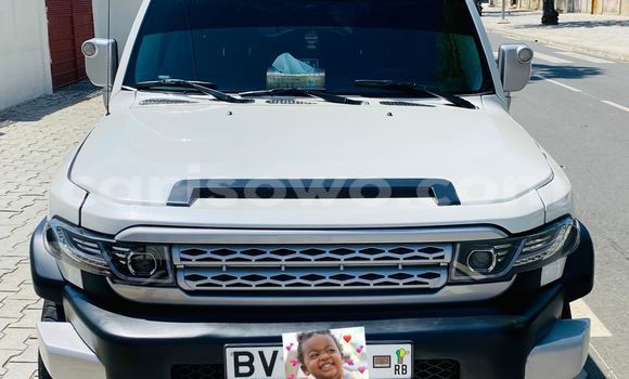 Sayi Na hannu Toyota FJ Cruiser White Mota in Cotonou a Benin Sayi Na hannu Toyota FJ Cruiser White Mota in Cotonou a Benin