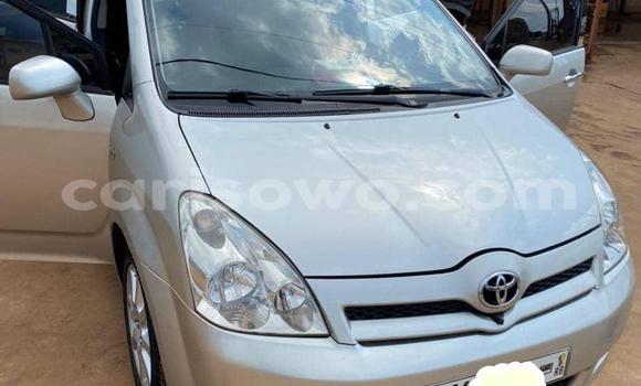 Sayi Na hannu Toyota Corolla Verso Azurfa Mota in Cotonou a Benin