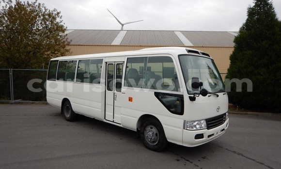 Ra Imported Toyota Coaster funfun Ọkọ̀ akẹ́rù ńlá in Abomey Calavi ni Benin