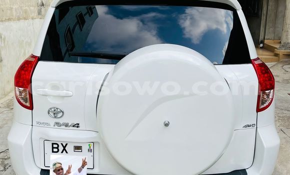 Ra Àlòkù Toyota RAV4 funfun Ọkọ̀ in Cotonou ni Benin