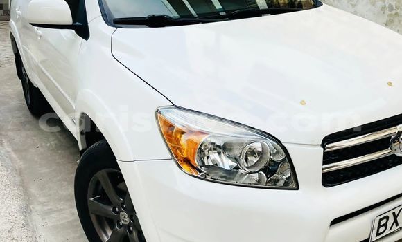 Ra Àlòkù Toyota RAV4 funfun Ọkọ̀ in Cotonou ni Benin Ra Àlòkù Toyota RAV4 funfun Ọkọ̀ in Cotonou ni Benin