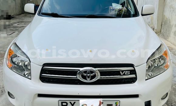Ra Àlòkù Toyota RAV4 funfun Ọkọ̀ in Cotonou ni Benin Ra Àlòkù Toyota RAV4 funfun Ọkọ̀ in Cotonou ni Benin