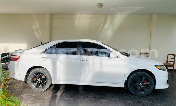 Ra Àlòkù Toyota Camry funfun Ọkọ̀ in Abomey Calavi ni Benin Ra Àlòkù Toyota Camry funfun Ọkọ̀ in Abomey Calavi ni Benin