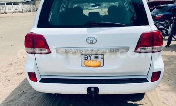 Sayi Na hannu Toyota Land Cruiser Prado White Mota in Cotonou a Benin Sayi Na hannu Toyota Land Cruiser Prado White Mota in Cotonou a Benin