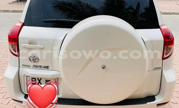 Ra Àlòkù Toyota RAV4 funfun Ọkọ̀ in Cotonou ni Benin
