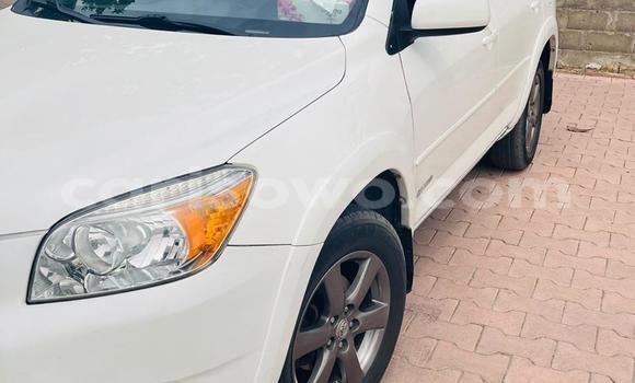 Ra Àlòkù Toyota RAV4 funfun Ọkọ̀ in Cotonou ni Benin Ra Àlòkù Toyota RAV4 funfun Ọkọ̀ in Cotonou ni Benin