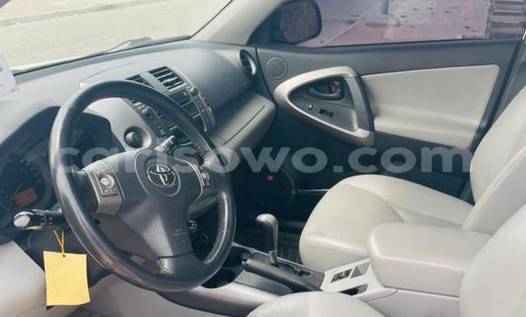 Ra Àlòkù Toyota RAV4 funfun Ọkọ̀ in Cotonou ni Benin Ra Àlòkù Toyota RAV4 funfun Ọkọ̀ in Cotonou ni Benin