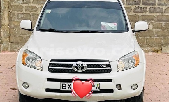 Ra Àlòkù Toyota RAV4 funfun Ọkọ̀ in Cotonou ni Benin Ra Àlòkù Toyota RAV4 funfun Ọkọ̀ in Cotonou ni Benin