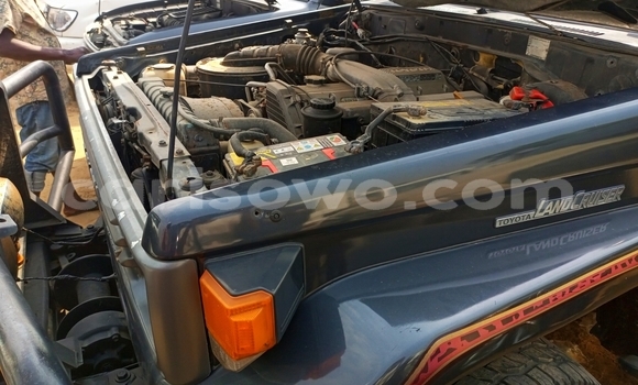 Sayi Na hannu Toyota Land Cruiser Azurfa Mota in Cotonou a Benin Sayi Na hannu Toyota Land Cruiser Azurfa Mota in Cotonou a Benin
