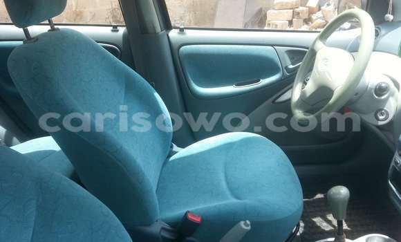 Sayi Na hannu Toyota Yaris Blue Mota in Parakou a Benin Sayi Na hannu Toyota Yaris Blue Mota in Parakou a Benin
