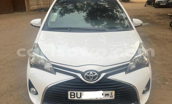 Ra Àlòkù Toyota Yaris funfun Ọkọ̀ in Cotonou ni Benin
