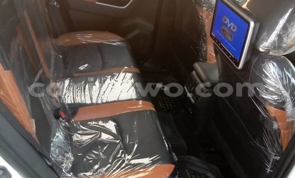 Ra Àlòkù Toyota RAV4 funfun Ọkọ̀ in Cotonou ni Benin Ra Àlòkù Toyota RAV4 funfun Ọkọ̀ in Cotonou ni Benin