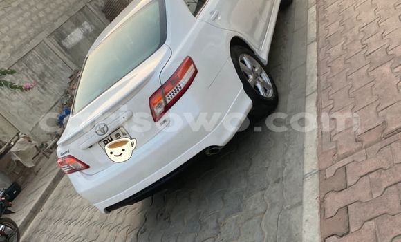 Ra Àlòkù Toyota Camry funfun Ọkọ̀ in Cotonou ni Benin Ra Àlòkù Toyota Camry funfun Ọkọ̀ in Cotonou ni Benin