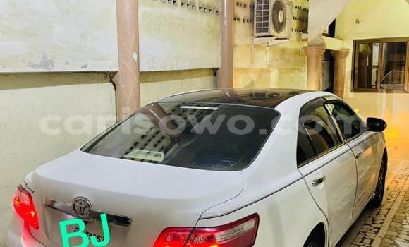 Ra Àlòkù Toyota Camry funfun Ọkọ̀ in Abomey Calavi ni Benin